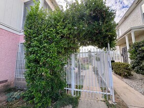 8211 Crenshaw Dr in Inglewood, CA - Building Photo - Building Photo