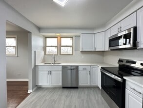 8644 Skokie Blvd, Unit 504 in Skokie, IL - Foto de edificio - Building Photo