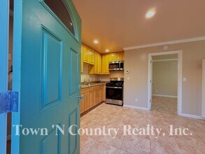 1687 Siskiyou Dr in Salinas, CA - Building Photo - Building Photo