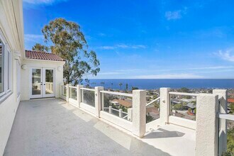 906 Muirlands Vista Way in San Diego, CA - Building Photo - Building Photo