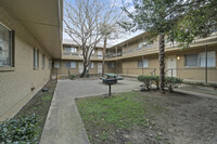 UPPER E APARTMENTS photo'