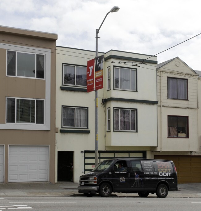 3933 Mission St in San Francisco, CA - Foto de edificio - Building Photo