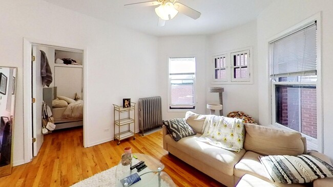 702 W Barry Ave in Chicago, IL - Building Photo - Building Photo