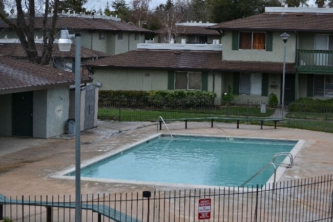 30 W Elliot St in Woodland, CA - Building Photo - Building Photo