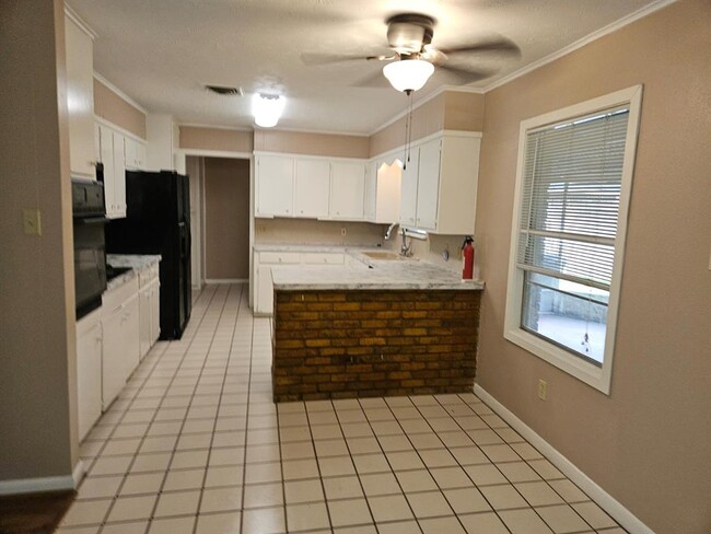 2100 Colby Dr in Baytown, TX - Building Photo - Building Photo