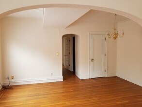 2109 Village Dr, Unit 6 in Louisville, KY - Foto de edificio - Building Photo