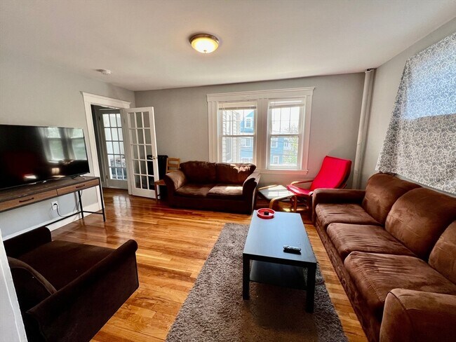 37 Sterling St, Unit 2 in Somerville, MA - Building Photo - Building Photo