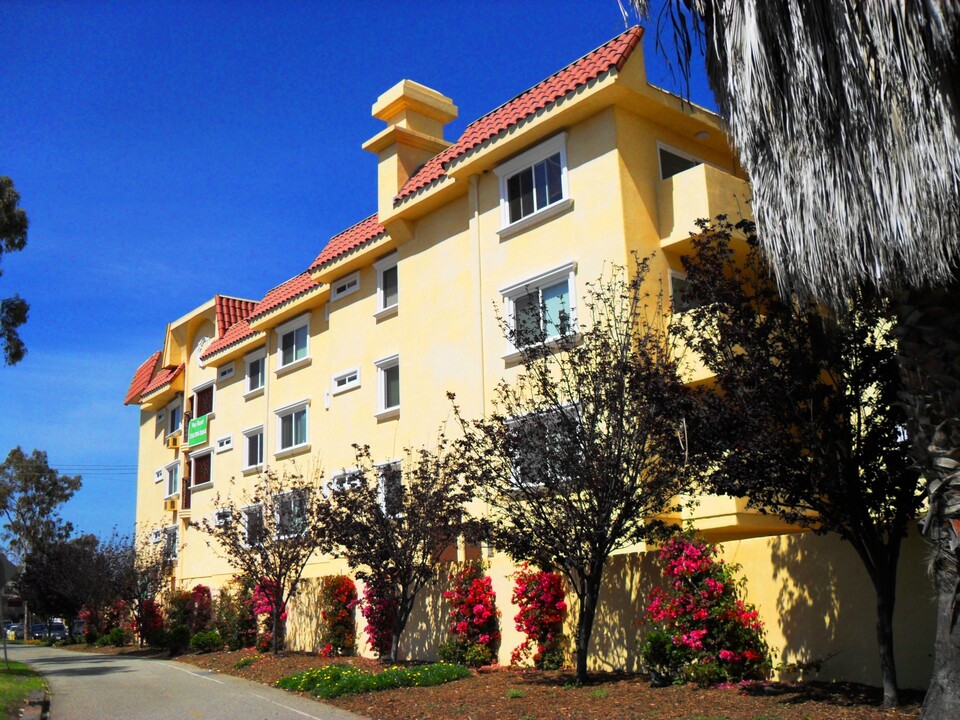 Del Rey Vista Apartments in Los Angeles, CA - Building Photo