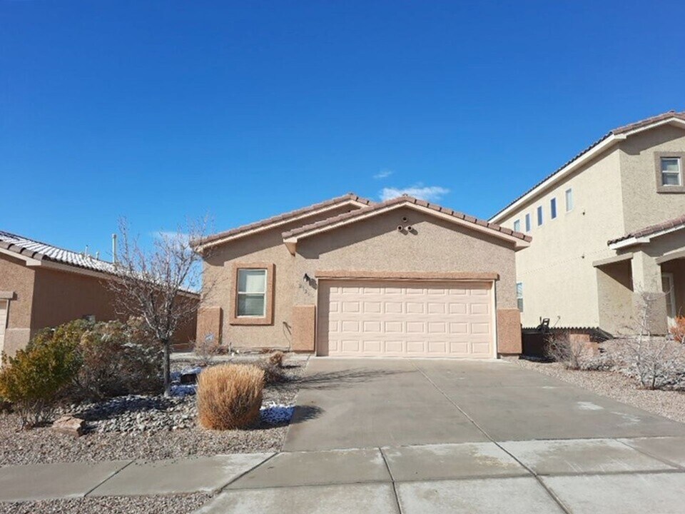 2326 Vista de Colinas Dr SE in Rio Rancho, NM - Building Photo