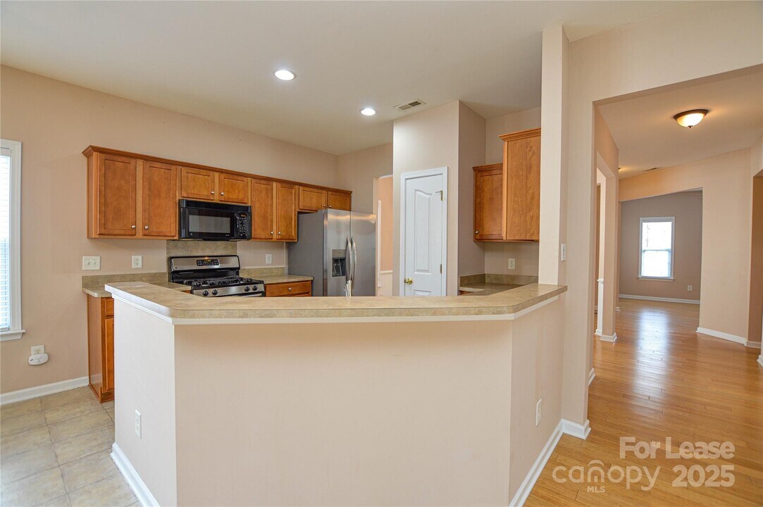 6511 Falls Lake Dr in Charlotte, NC - Building Photo