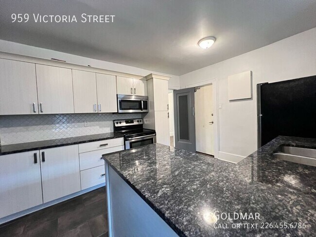 Beautiful 3 bedroom upper unit on one of W in Windsor, ON - Building Photo - Building Photo