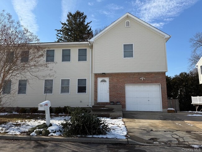 8 Caruso Ct in Glen Cove, NY - Building Photo - Building Photo