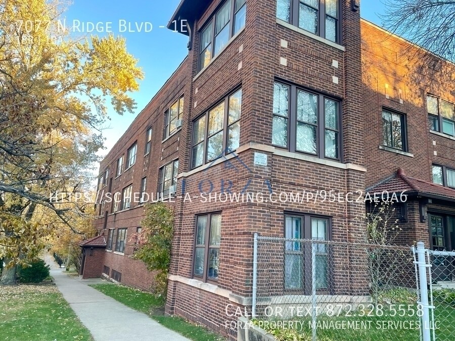 7077 N Ridge Blvd in Chicago, IL - Building Photo