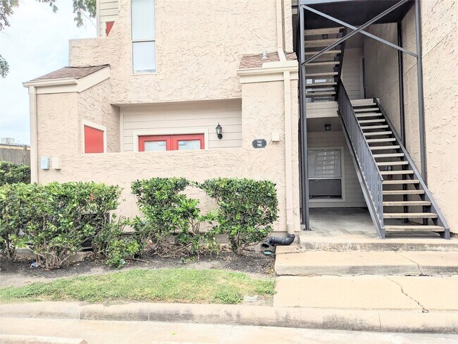 10855 Meadowglen Ln