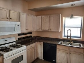 11014 Detroit Ave, Unit 2 in Cleveland, OH - Foto de edificio - Building Photo