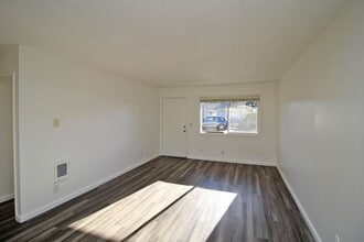 6213-6217 SE Fern Ave, Unit 6213 in Portland, OR - Building Photo - Building Photo