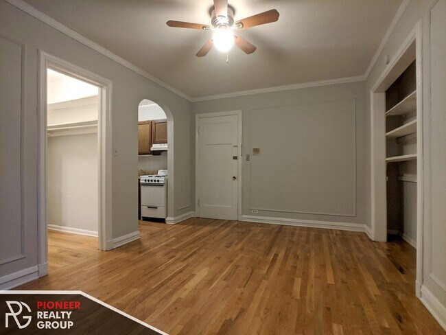 835 W Wolfram St, Unit #837-207