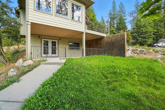 23732 N Lakeview Blvd in Rathdrum, ID - Foto de edificio - Building Photo