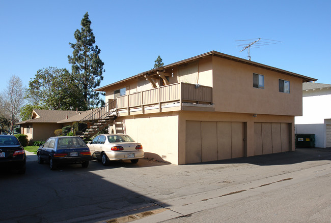 2637 W Aurora St in Santa Ana, CA - Building Photo - Building Photo