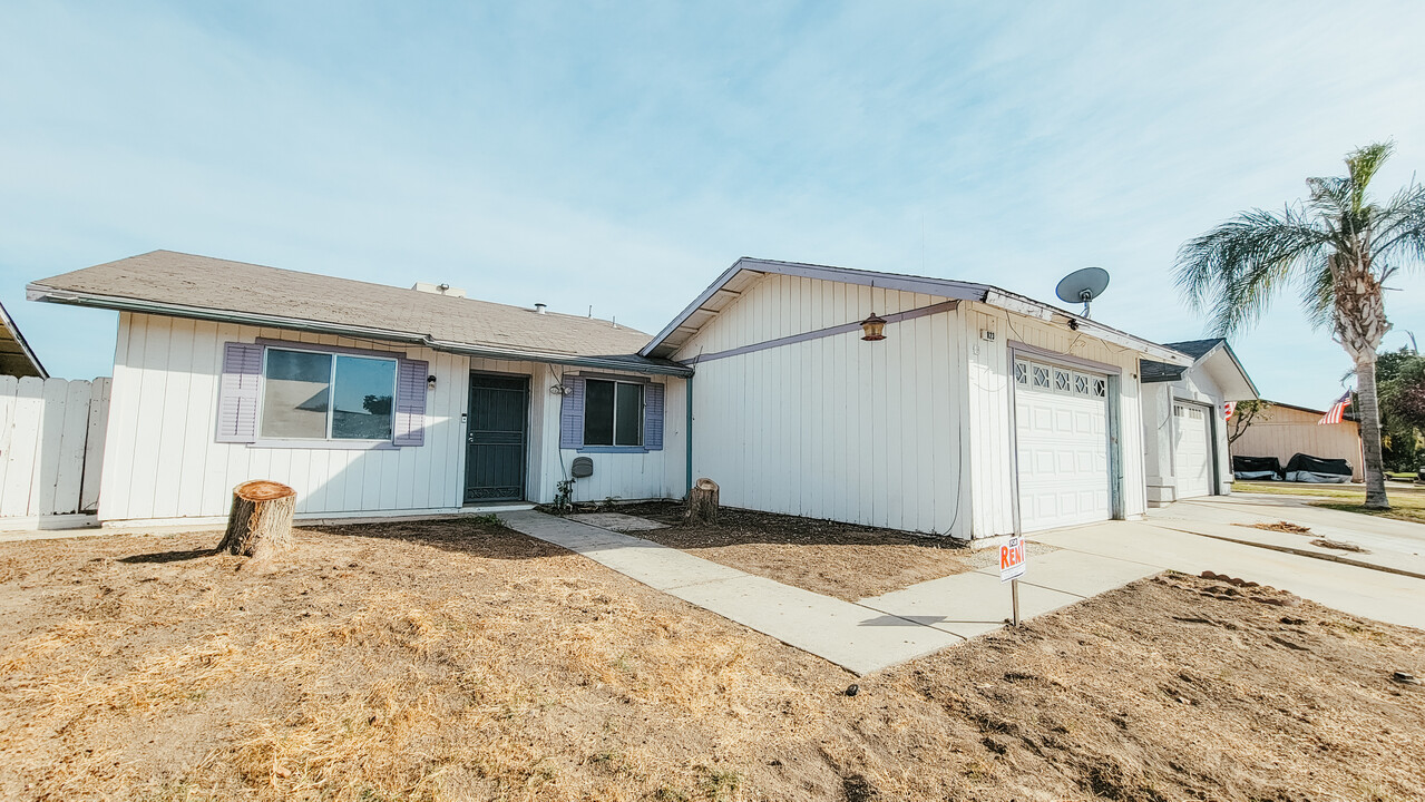 823 Christopher Ct in Fowler, CA - Building Photo