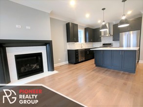 2319 N Southport Ave, Unit 2319-1S in Chicago, IL - Building Photo - Building Photo