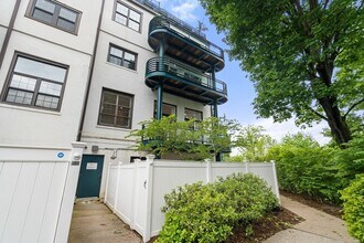 227 Summit Ave in Brookline, MA - Building Photo - Building Photo