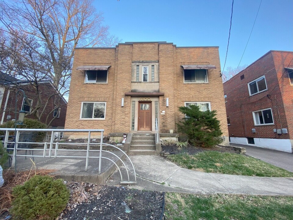 6300 Girard Ave, Unit 1st FLR 2 bedroom in Cincinnati, OH - Building Photo
