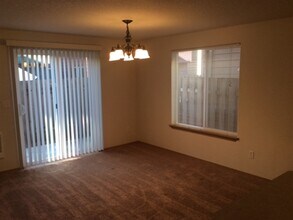 465 Donna Dr in Newberg, OR - Foto de edificio - Building Photo