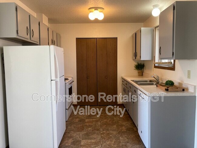 804 11th St NW in Valley City, ND - Building Photo - Building Photo