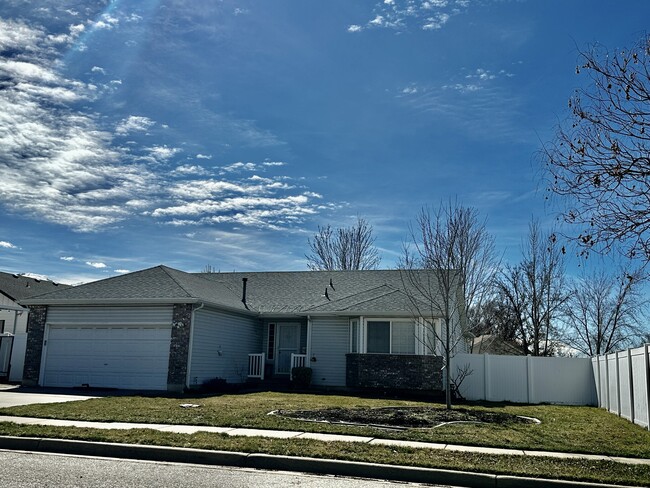 367 Seasons St in Kaysville, UT - Building Photo - Building Photo