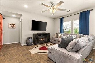 1025 Marvin Wy in Seguin, TX - Building Photo - Building Photo