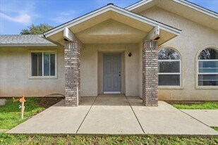 43379 Leach Rd in Ahwahnee, CA - Building Photo