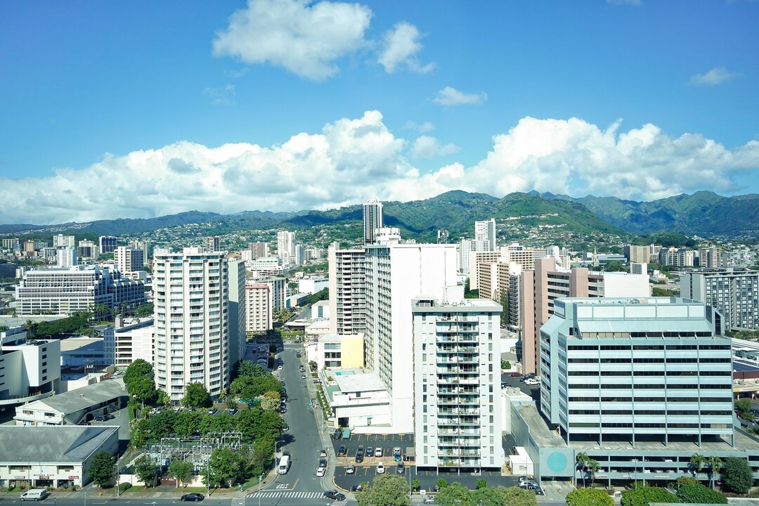 1555 Kapiolani Blvd in Honolulu, HI - Building Photo