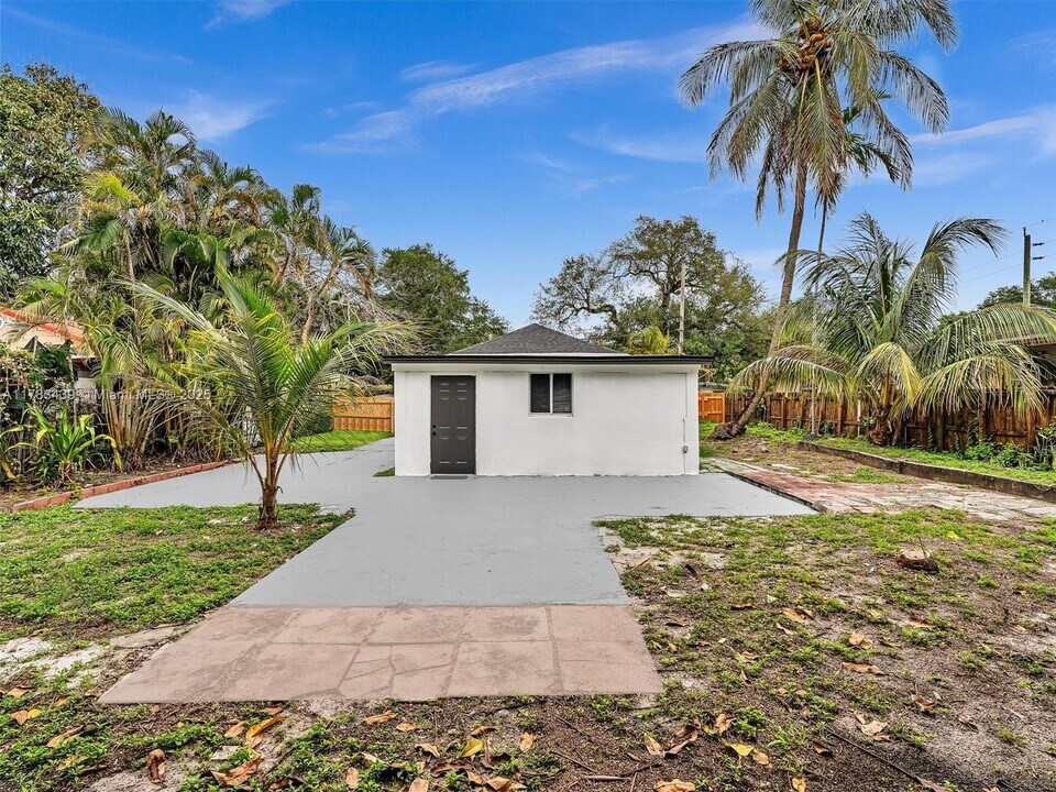 430 NE 165th St in Miami, FL - Building Photo