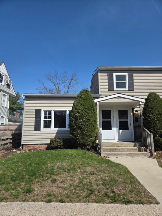 203 Raymond St in Islip, NY - Building Photo