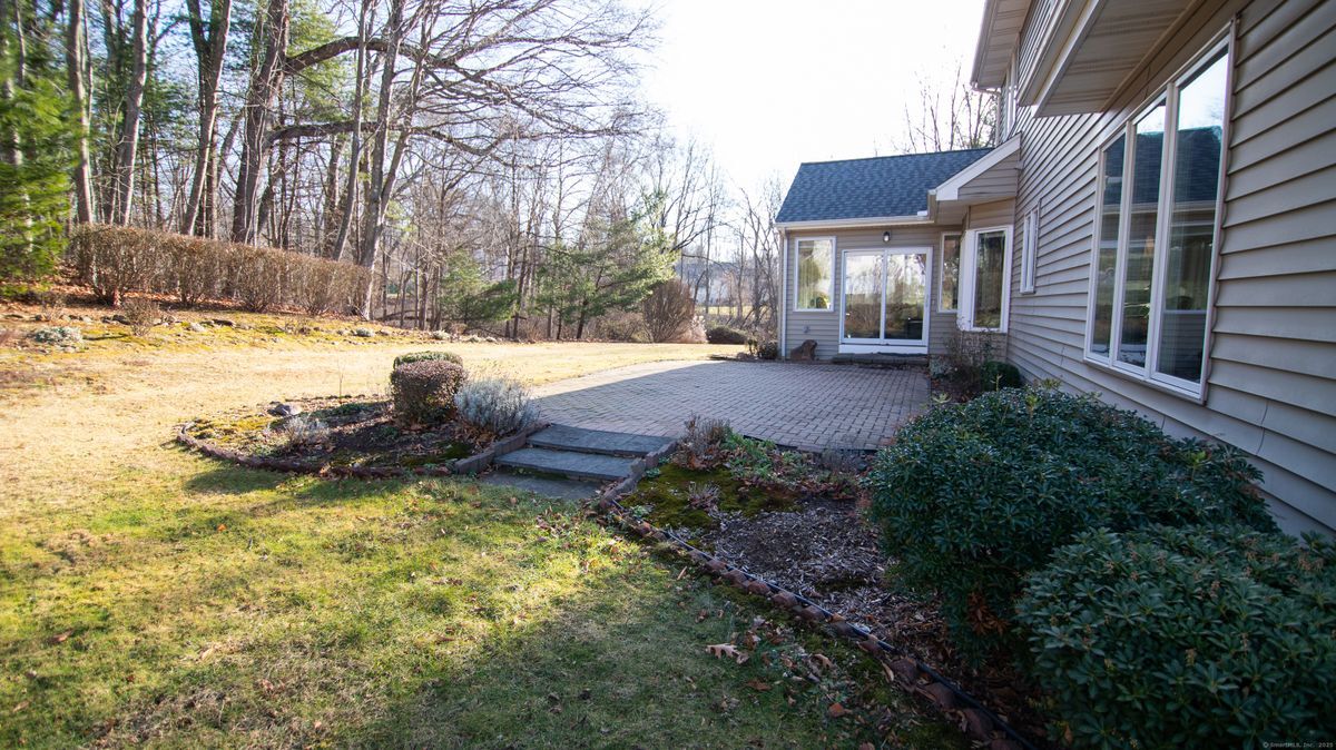 54 Winchester Dr in North Haven, CT - Building Photo