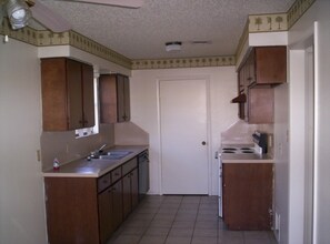 5 Dallas Ct in Angleton, TX - Foto de edificio - Building Photo