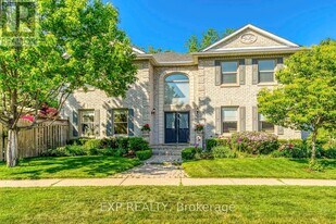 1117 Berkshire Ct in Oakville, ON - Building Photo