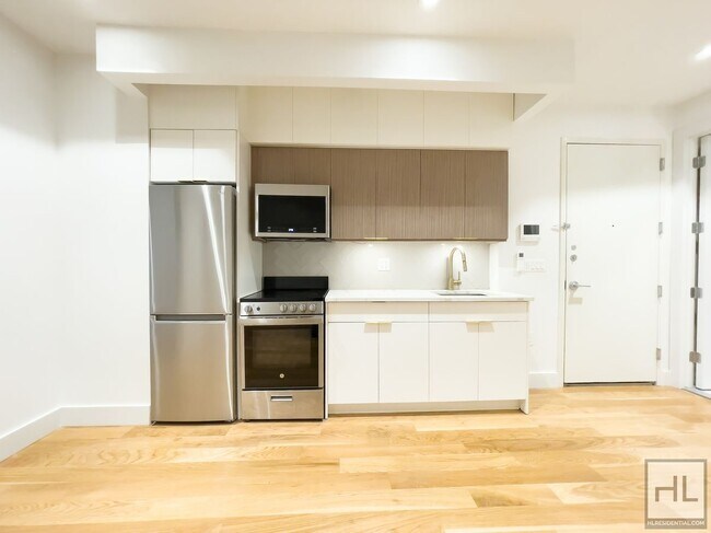 223 E 96th St in New York, NY - Building Photo - Building Photo