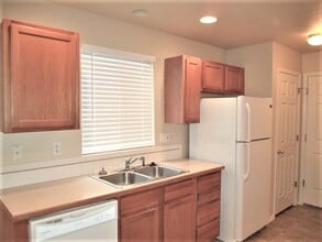 585 N Katie Way in Kuna, ID - Foto de edificio - Building Photo