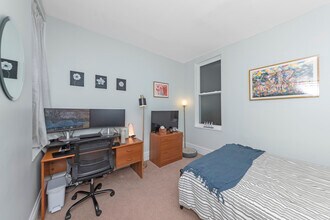 2050 N Bissell St, Unit 2 in Chicago, IL - Foto de edificio - Building Photo