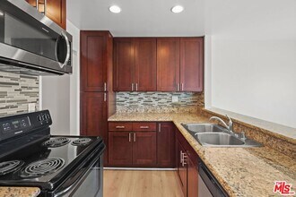 18004 Coastline Dr in Malibu, CA - Building Photo - Building Photo