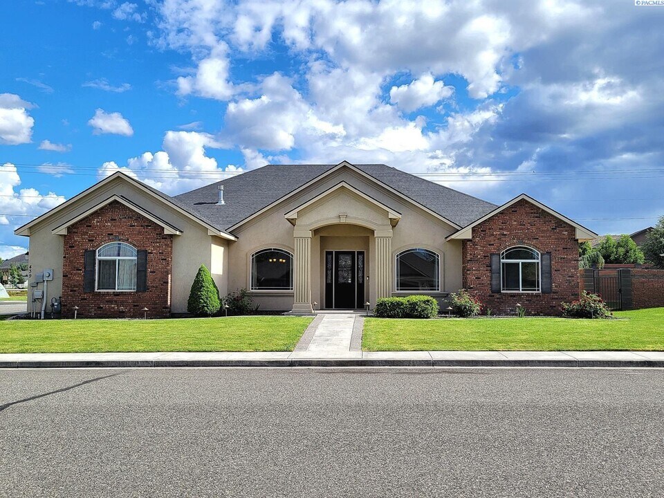 439 Golden Dr in Richland, WA - Building Photo