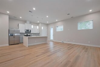 8108 Esther Acres Ln in Houston, TX - Building Photo - Building Photo