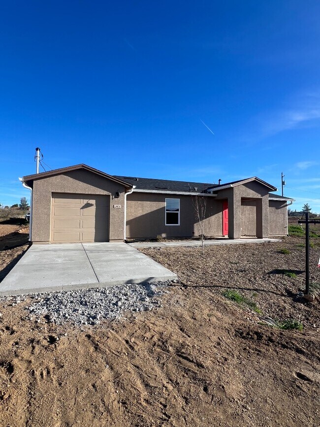 20074 E Lakeside Rd in Mayer, AZ - Building Photo - Building Photo