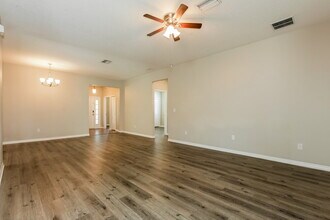 511 Stone Briar Dr in Ruskin, FL - Building Photo - Building Photo
