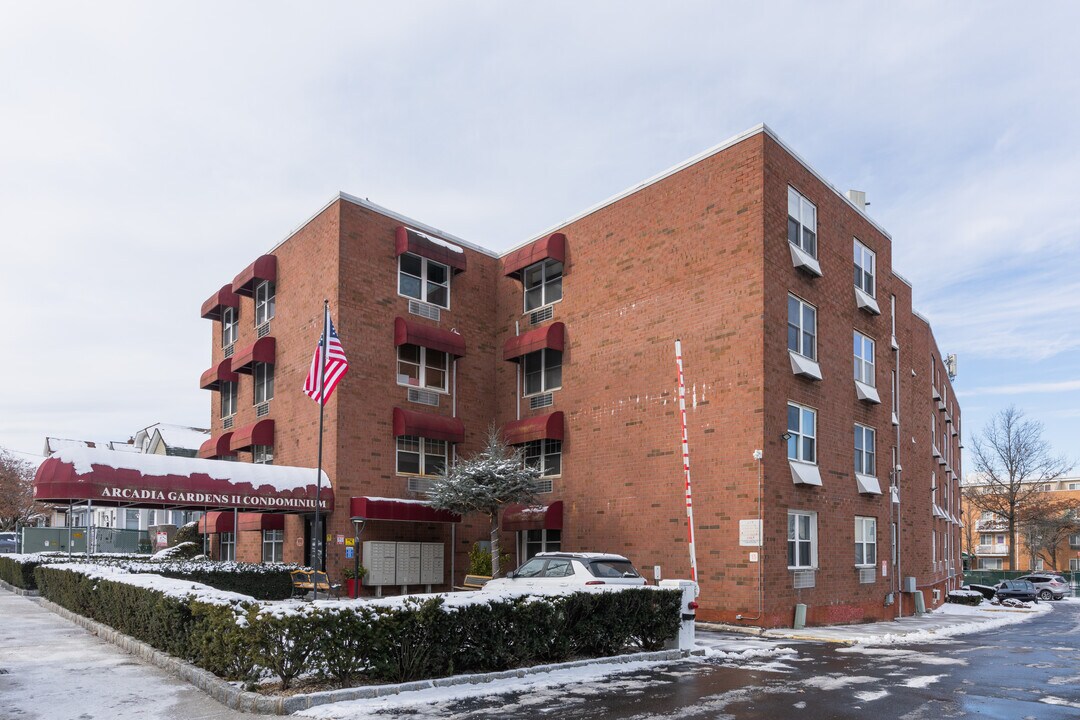 999 Forest Ave in Staten Island, NY - Building Photo