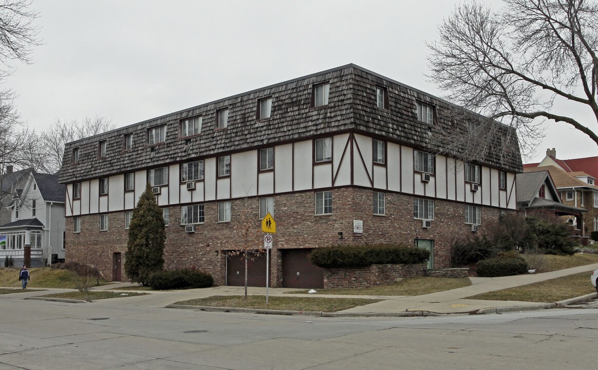 2505 N Fredrick Ave in Milwaukee, WI - Building Photo