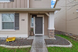 738 N Carisbrooke Ave in Meridian, ID - Building Photo - Building Photo