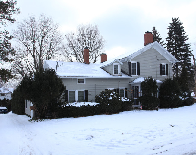 290 W Seneca Tpke in Syracuse, NY - Foto de edificio - Building Photo